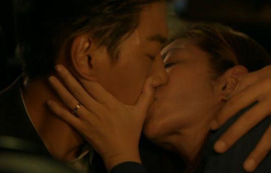 胸罩接吻视频国产欧美,国产与欧美胸罩接吻视频的激情火花  第1张